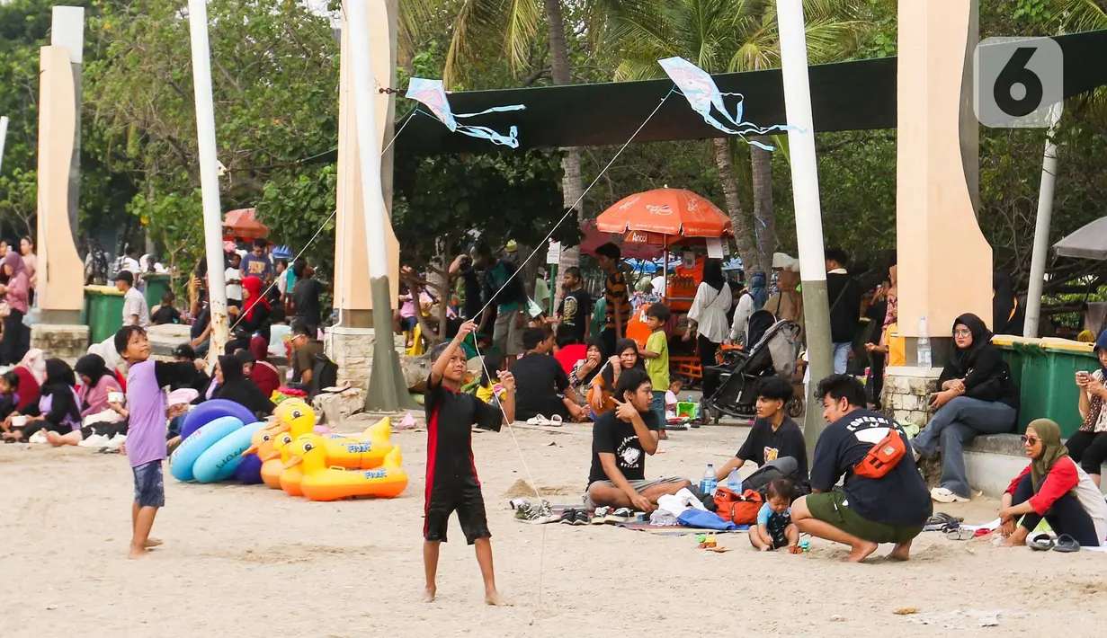 Data PT Pembangunan Jaya Ancol Tbk hingga pukul 16:00 WIB menunjukkan ada sekitar 22.000 pengunjung telah mendatangi Ancol pada libur cuti bersama perayaan Idul Adha. (Liputan6.com/Herman Zakharia)