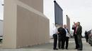 Presiden AS, Donald Trump meninjau prototipe tembok perbatasan AS dan Meksiko yang kontroversial di San Diego, Selasa (13/3). Ada sekitar delapan purwarupa panel tembok yang akan ditinjau Trump di perbatasan San Diego-Tijuana. (AP/Evan Vucci)