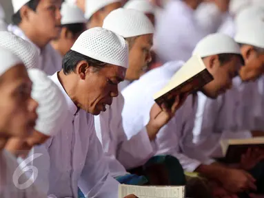 Ratusan Napi mengikuti acara Khatam Al-Quran warga binaan pemasyarakatan di LP Cipinang, Jakarta, Kamis (20/4). Acara ini dihadiri sejumlah menteri. (Liputan6.com/Johan Tallo)