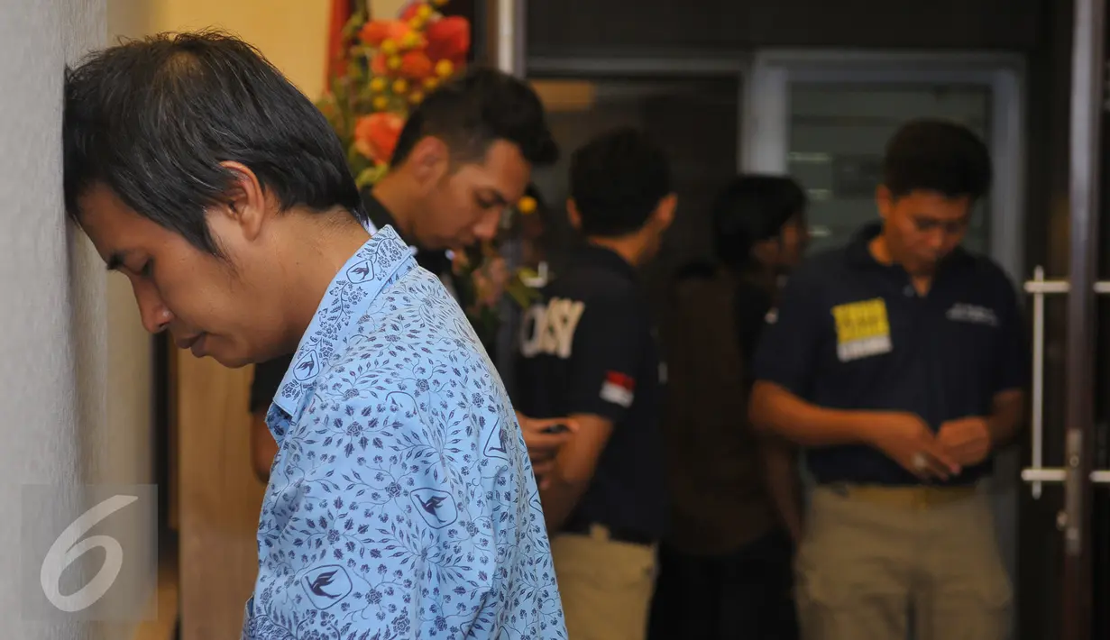 Polda Metro Jaya menggelar konferensi pers terkait supir taksi yang menabrak anggota Polantas di Cawang pada 30 September pukul 17.30 wib, Jakarta, Kamis (1/10/2015). Supir taksi yang bernama Daniel Cesar kini diamankan Polisi.(Liputan6.com/Faisal R Syam)