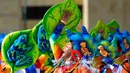 Orang-orang mengambil bagian dalam parade "Canto a la Tierra" selama Karnaval Hitam dan Putih di Pasto, Kolombia, Jumat (3/1/2020). Ini juga merupakan Karnaval tertua di Amerika Selatan yang berasal dari zaman penjajahan Spanyol. (Photo by Raul ARBOLEDA / AFP)