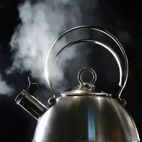 Kamu bisa jadi sehat hanya dengan air hangat. Begini caranya!