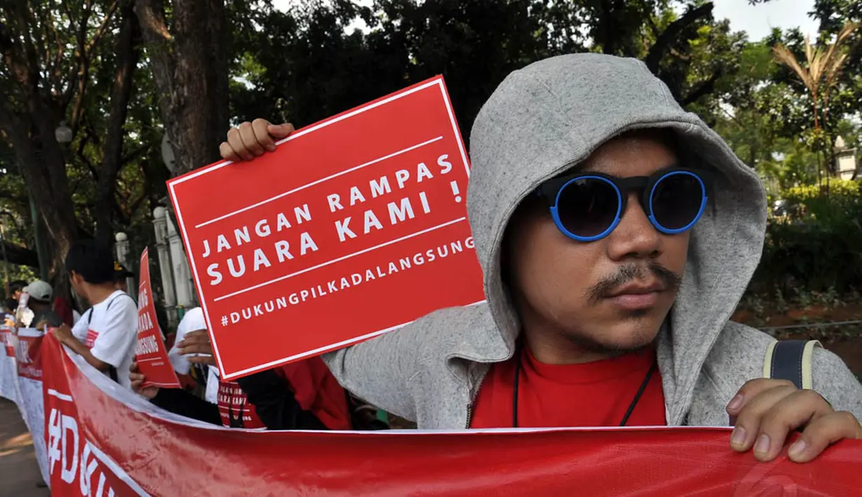 Aksi tolak Pilkada melalui DPRD di seberang Istana Merdeka, Jakarta, (16/8/14). (Liputan6.com/Miftahul Hayat)