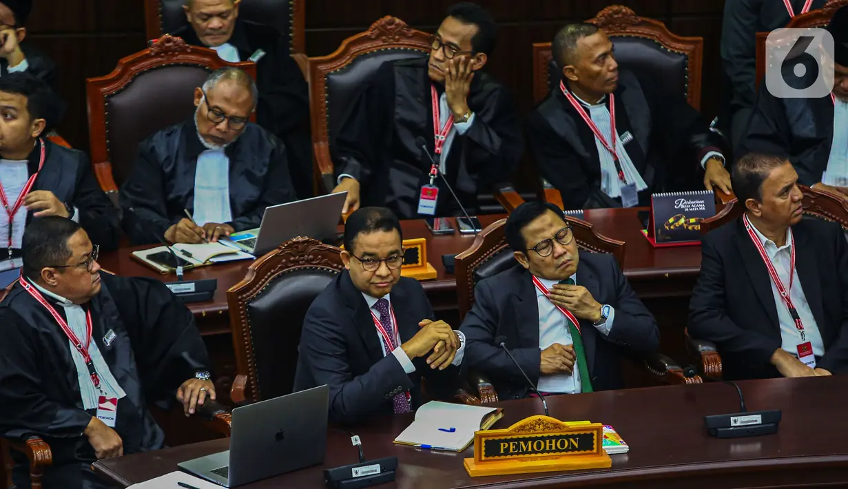 Calon presiden dan calon wakil presiden nomor urut 01, Anies Baswedan dan Muhaimin Iskandar hadir dalam sidang putusan perkara Perselisihan Hasil Pemilihan Umum (PHPU) atau putusan sidang sengketa Pilpres 2024 di Mahkamah Konstitusi (MK), Senin (22/4/2024). (Liputan6.com/Angga Yuniar)