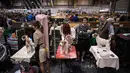 Para peserta mempersiapkan anjing Anjing Jack Russell Terrier miliknya selama hari kedua pertunjukan anjing Crufts di National Exhibition Centre di Birmingham, Inggris tengah, (9/3). (AFP Photo/Oli Scarff)