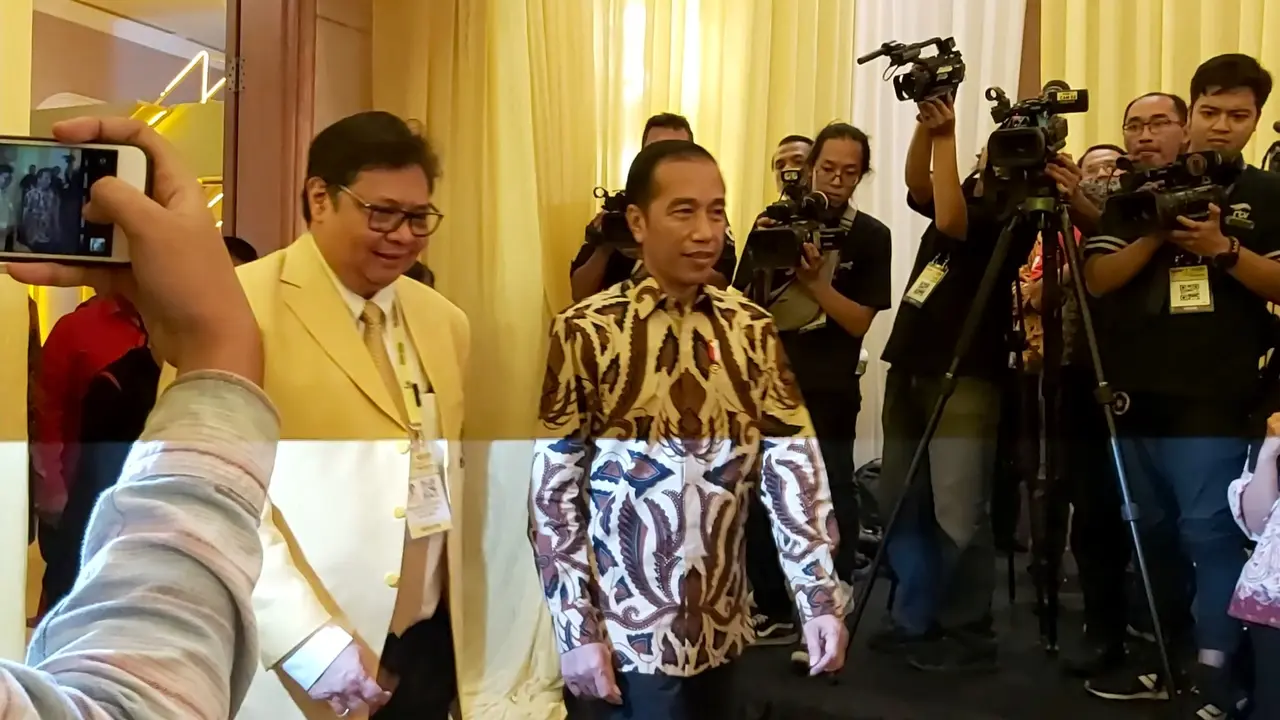 Jokowi mendatangi pembukaan Munas Golkar.