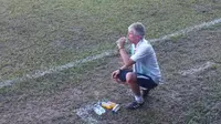Pelatih PS TNI, Ivan Kolev di Stadion Parikesit, Balikpapan, Selasa (22/8/2017). (Bola.com/Permana Kusumadijaya)