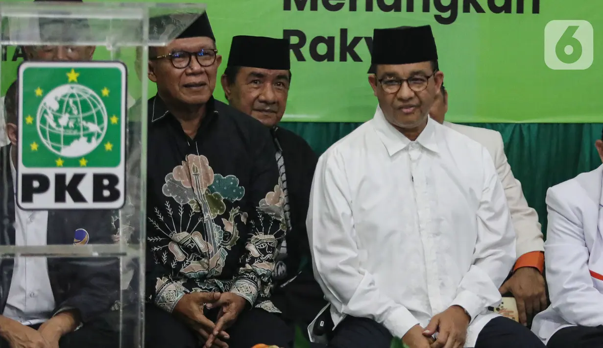 Anies tampil dengan mengenakan kemeja putih dan peci hitam. (Liputan6.com/Angga Yuniar)