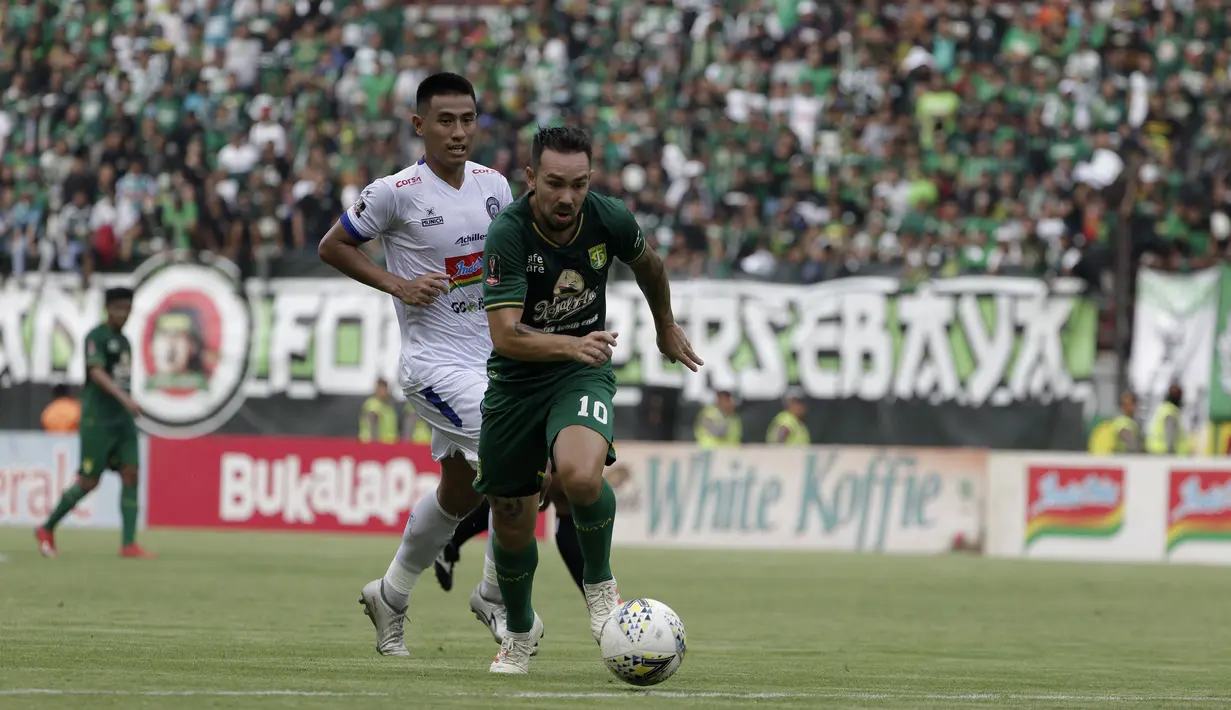 Gelandang Persebaya Surabaya, Damian Lizio, mengejar bola saat melawan Arema FC pada laga final Piala Presiden 2019 di Stadion Gelora Bung Tomo, Selasa (9/4). Kedua tim bermain imbang 2-2. (Bola.com/Yoppy Renato)