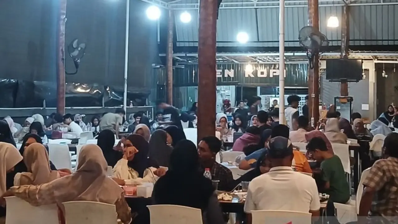 Salah satu warkop di kawasan Batoh Banda Aceh dipenuhi pengunjung hingga larut malam saat terjadinya pemadaman listrik total, di Banda Aceh, Jumat 22 Mei 2026.