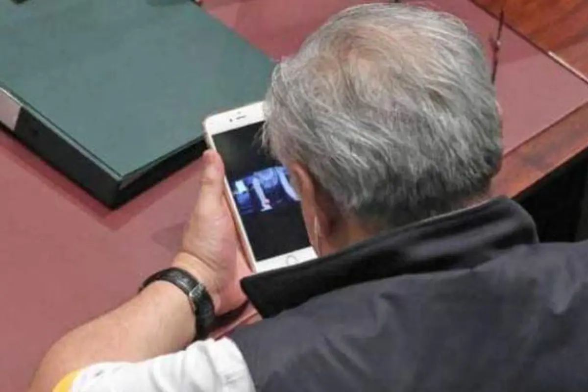 OMG! Anggota DPR Ketahuan Nonton Video Porno Saat Sidang