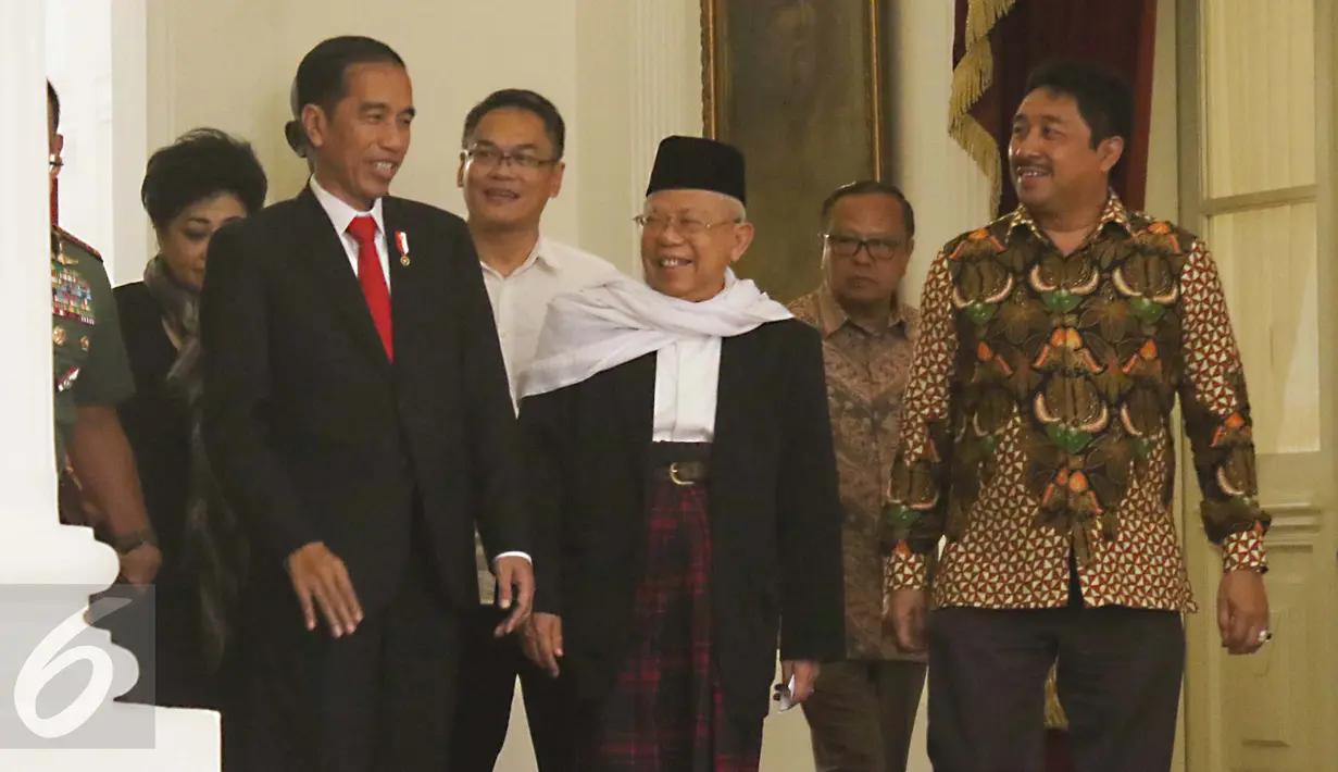 Presiden Jokowi saat menerima delapan tokoh dari organisasi lintas agama di Istana Merdeka, Jakarta, Selasa (16/5). Perwakilan organisasi yang hadir antara lain PBNU, Muhammadiyah, MUI, Wali Gereja Indonesia, PGI dan lainnya. (Liputan6.com/Angga Yuniar)