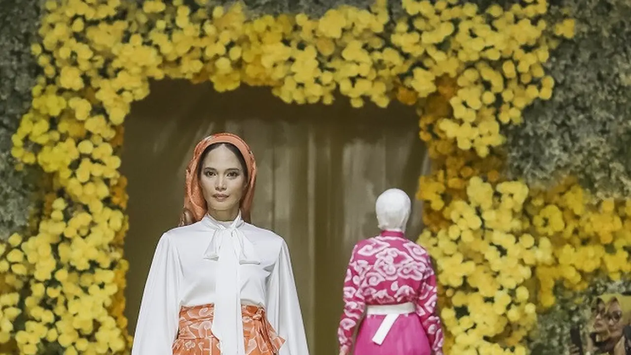 Kolaborasi Batik Trusmi & Ayu Dyah Andari Sulap Batik Mega Mendung Jadi Koleksi Basundari yang Elegan