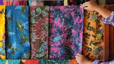 Batik-batik yang telah selesai dibuat siap dipasarkan, Sidoarjo, Jawa Timur, Selasa (24/3/2015). Bagaimana proses pembuatannya? Ayo kita ikuti.(Liputan6.com/Herman Zakharia)