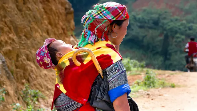 4. Gendong Punggung (Back Carry)