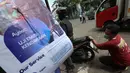 Kegiatan ini menyasar kendaraan roda dua dan empat untuk memastikan kepatuhan standar lingkungan, terutama yang berusia di atas 3 tahun. Tampak dalam foto, petugas Suku Dinas Lingkungan Hidup melakukan pengukuran gas buang kendaraan saat operasi uji emisi di Pintu Keluar Terminal Blok M, Jakarta, Kamis (9/4/2026). (Kapanlagi.com/Budy Santoso)