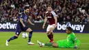 Penjaga gawang West Ham United Alphonse Areola (kanan) melakukan penyelamatan di depan pemain Manchester City Ilkay Gundogan (kiri) pada pertandingan Piala Liga Inggris di London Stadium, London, Inggris, 27 Oktober 2021. Manchester City kalah lewat adu penalti. (AP Photo/Ian Walton)