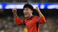 Xie Wenneng merupakan satu-satunya pemain Timnas China yang berhasil mencetak gol pada laga Grup C putaran ketiga kualifikasi Piala Dunia 2026 zona Asia. Gol&nbsp;Xie tercipta ketika China kalah 1-3 dari Australia pada pertandingan ketiga Grup C di Adelaide Oval, Adelaide, 10 Oktober lalu. (AFP/Brenton Edwards)