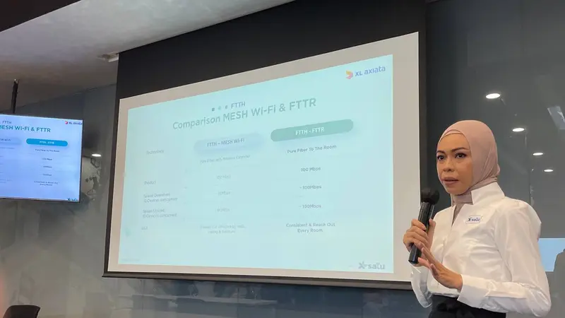 Group Head Product Strategy XL Axiata Rendhita Istimarini Putri menjelaskan tentang teknologi baru yang diadopsi layanan konvergensi XL Axiata, yakni Fiber To The Home (Liputan6.com/ Agustin Setyo Wardani)