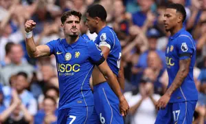 Gelandang asal Portugal milik Chelsea, Pedro Neto (kiri), merayakan gol keduanya saat pertandingan Premier League antara Chelsea dan Brighton & Hove Albion di Stamford Bridge, London, Minggu (30/8/2026). (Adrian Dennis / AFP)