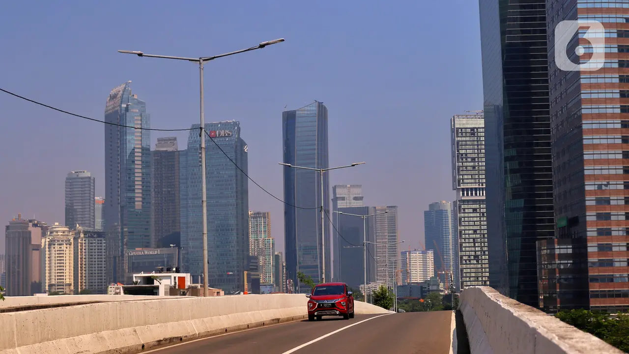 FOTO: Suasana Jalan Utama Jakarta Saat Perpanjangan PPKM Level 4