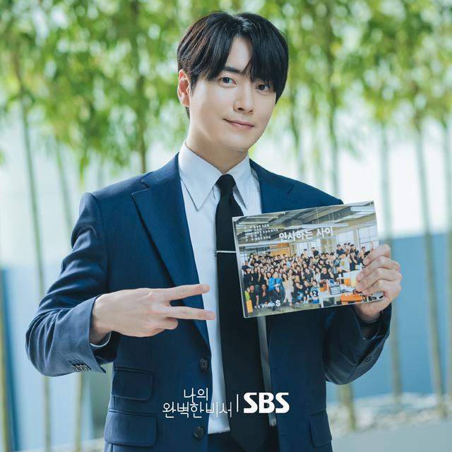 Lee Jun Hyuk di balik layar drakor Love Scout. (SBS via Soompi)