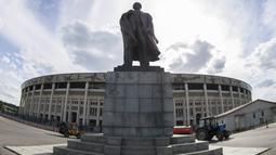 Tampak patung pendiri Uni Soviet berdiri di depan Stadion Luzhniki, Moscow, Rabu,(28/6/2017). Stadion Luzhniki akan menjadi stadion untuk pembukaan dan penutupan Piala Dunia 2018 Rusia. (AP/Denis Tyrin)