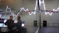 Pekerja berbincang di dekat layar indeks saham gabungan di BEI, Jakarta, Selasa (4/4). Pada pemukaan indeks harga saham gabungan (IHSG) hari ini naik tipis 0,09% atau 4,88 poin ke level 5.611,66. (Liputan6.com/Angga Yuniar)