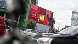 Sebuah Layar reklame tampak disegel di kawasan perempatan Harmoni, Jakarta, Selasa (29/1). Reklame yang disegel seluruhnya berlokasi di kawasan kendali ketat. (Liputan6.com/Faizal Fanani)