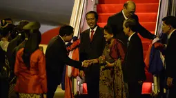 Presiden Joko Widodo (Jokowi) didampingi Ibu Negara Iriana Joko Widodo tiba di Bandara Internasional Wattay, Vientiane, Laos, Senin (5/9). Di bandara, Jokowi dan Ibu Iriana disambut oleh Dubes Indonesia untuk Laos Irmawan Emir Isnandar. (Noel CELIS/AFP)