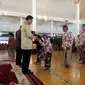 Para abdi dalem datang mengenakan pakaian Jawa menghadap Sultan Yogya.