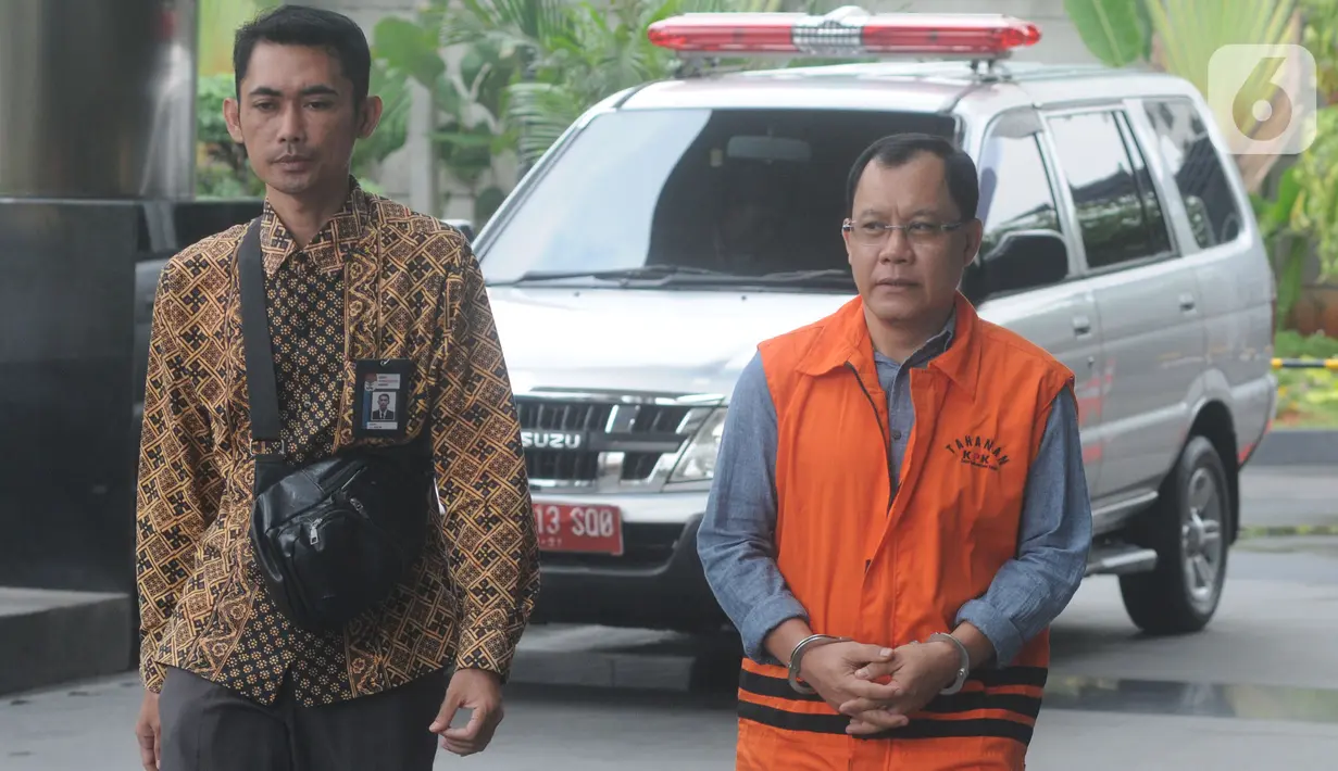 Kepala Dinas PUPR nonaktif Bengkayang, Alexius (kanan) tiba menjalani pemeriksaan di gedung KPK, Jakarta, Jumat (29/11/2019). Alexius diperiksa sebagai tersangka dalam kasus dugaan suap proyek pekerjaan di Pemkab Bengkayang, Kalimantan Barat Tahun 2019. (merdeka.com/Dwi Narwoko)