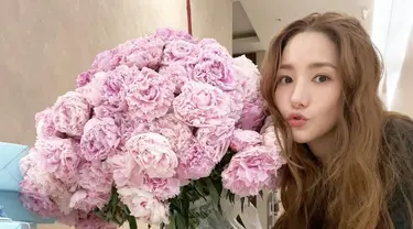 Park Min-young memiliki paras yang cantik memesona. Berpose dengan bibir manyun, Park Min-young terlihat begitu imut sambil memegang buket bunga. Buket bunga warna merah muda ini sukses bikin banyak penggemarnya jatuh hati ke Park Min-young. (Liputan6.com/IG/@rachel_mypark)