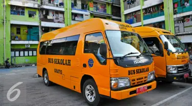 Fasilitas bus sekolah gratis kini telah ada di Rusun Muara Kapuk, Jakarta, Jumat (22/4/2016). Sebanyak 2 unit mobil akan beroperasi setiap hari untuk memudahkan anak sekolah yang tinggal di Rusun Muara Kapuk. (Liputan6.com/Yoppy Renato)