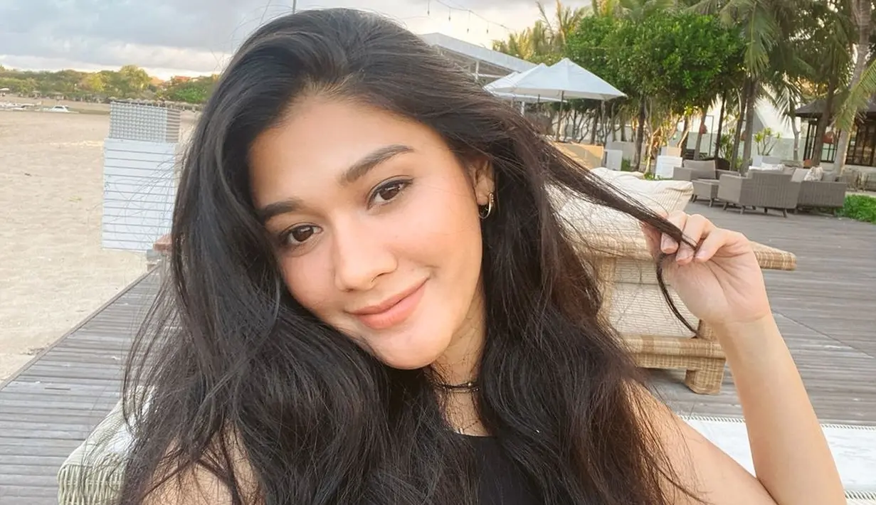 Sebelumnya, Naysilla Mirdad pernah membiarkan rambut hitamnya tumbuh panjang. Terlihat dalam foto ini, Naysilla memamerkan rambut hitam panjangnya yang bergelombang dengan pesona cantik luar biasa. Foto: Instagram.