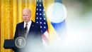 Presiden Amerika Serikat Joe Biden berbicara dalam konferensi pers dengan Presiden Ukraina Volodymyr Zelenskyy di Ruang Timur Gedung Putih, Washington, Amerika Serikat, 21 Desember 2022. Menurut seorang pejabat senior pemerintah AS, Biden dan Zelenskyy pertama kali membahas gagasan kunjungan tersebut selama panggilan telepon pada 11 Desember, dengan undangan resmi menyusul tiga hari kemudian. (AP Photo/Andrew Harnik)