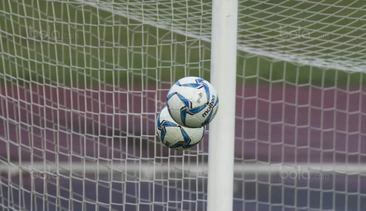 Bola tendangan gelandang Timnas Indonesia, Evan Dimas, saat bermain crossbar dengan pelatih fisik, Miguel Gandia usai latihan di Stadion UKM, Selangor, Sabtu (19/8/2017). Evan kalah saat bermain crossbar dengan Miguel. (Bola.com/Vitalis Yogi Trisna)
