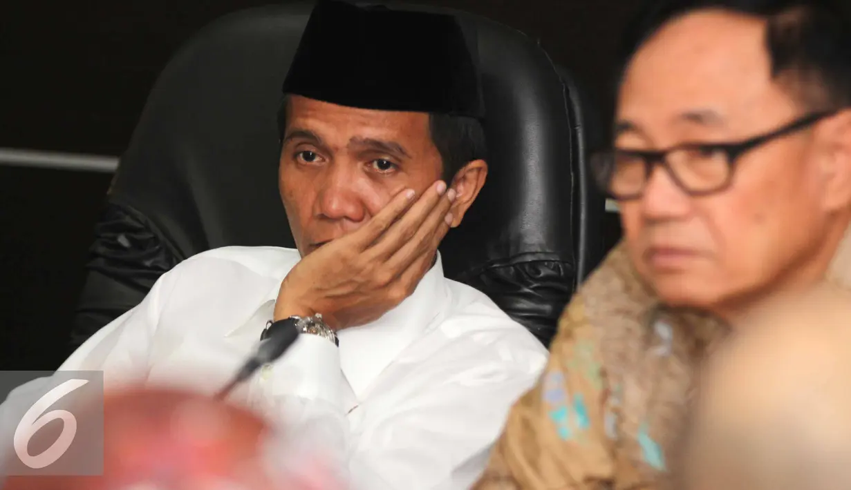 Ketua Komnas HAM Nur Kholis mendengarkan laporan dari  Asosiasi Advokat Indonesia, Jakarta, Jumat (24/7/2015). Kedatangan Asosiasi Advokat Indonesia untuk melaporkan KPK atas perlakuan tidak manusiawi kepada OC Kaligis. (Liputan6.com/Helmi Afandi)