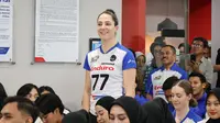 Giovanna Milana diperkenalkan sebagai pemain baru Jakarta Pertamina Enduro di Grha Pertamina, Jakarta, Rabu (17/4/2024) siang WIB. (Bola.com/Abdul Aziz)