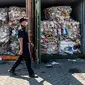 Petugas Bea Cukai Tanjung Perak berjalan melewati kontainer berisi sampah asal Australia di Pelabuhan Tanjung Perak, Surabaya, Jawa Timur, Selasa (9/7/2019). Delapan kontainer sampah seberat 210 ton tersebut diimpor PT MDI dari Australia. (JUNI KRISWANTO/AFP)