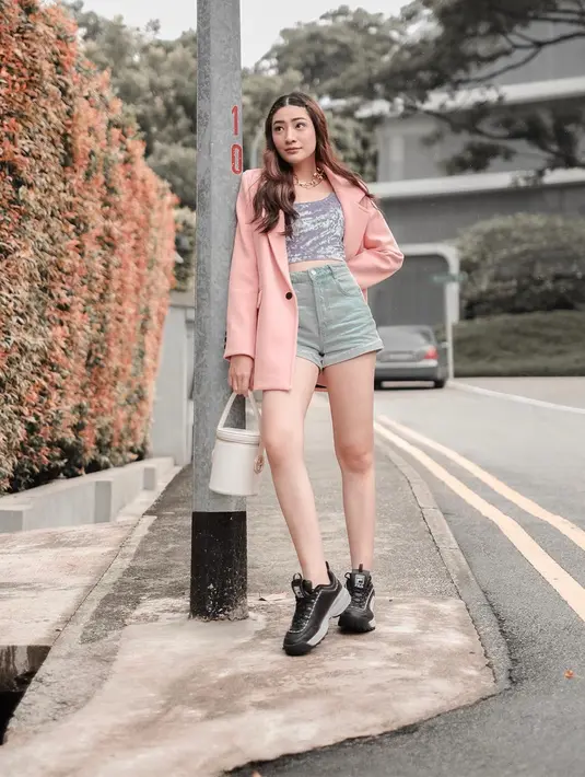 Gaya kasual sudah menjadi andalan wanita 25 tahun ini. Saat hangout Patricia Devina memilih tampil simpel mengenakan tanktop yang dipadukan dengan outer dan hotpants. Sneakers yang dipakai pun membuat penampilannya makin stylish.(Liputan6.com/IG/@pattdevdex)