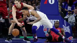 Pemain Philadelphia 76ers, Markelle Fultz (tengah) berebut bola dengan pemain Miami Heat, Kelly Olynyk (kiri) pada NBA basketball playoff series di Wells Fargo Center, Philadelphia, (16/4/2018). Heat menang 113-103. (AP/Chris Szagola)