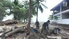 Anggota Batalyon Infanteri 315/Garudadi TNI AD melakukan penyisiran korban tsunami di kawasan Tanjung Lesung Beach Club, Pandeglang, Banten, selasa (25/12). Penyisiran dilakukan disekitar bangunan yang roboh. (Merdeka.com/Arie Basuki)