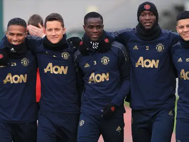 Pemain Manchester United, Antonio Valencia, Ander Herrera, Eric Bailly, Romelu Lukaku dan Marcos Rojo saat mengikuti sesi latihan di kompleks Pelatihan Carrington, Inggris (11/12). MU akan melawan Valencia di Liga Champions. (AFP Photo/Lindsey Parnaby)