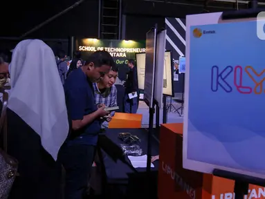 Pencari kerja mencari informasi lowongan kerja pada stan KLY saat Emtek Education & Career Festival 2024 di Studio 6 Emtek City, Studio Indosiar, Daan Mogot, Jakarta Barat, Selasa (30/7/2024). (Liputan6.com/Herman Zakharia)