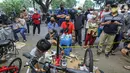 Warga antre menunggu pesanan sepeda yang sedang dirakit di Toko Sepeda Maju Royal, Cipondoh, Kota Tangerang, Kamis (11/6/2020). Menjelang new normal pada 15 Juni, warga mulai berburu membeli sepeda lipat untuk berolahraga dan aktivitas kerja. (Liputan6.com/Fery Pradolo)