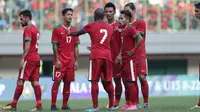 Pemain Timnas Indonesia berdiskusi pada uji coba melawan Fiji di Stadion Patriot, Bekasi, Sabtu (2/9/2017). (Liputan6.com/Helmi Fithriansyah)