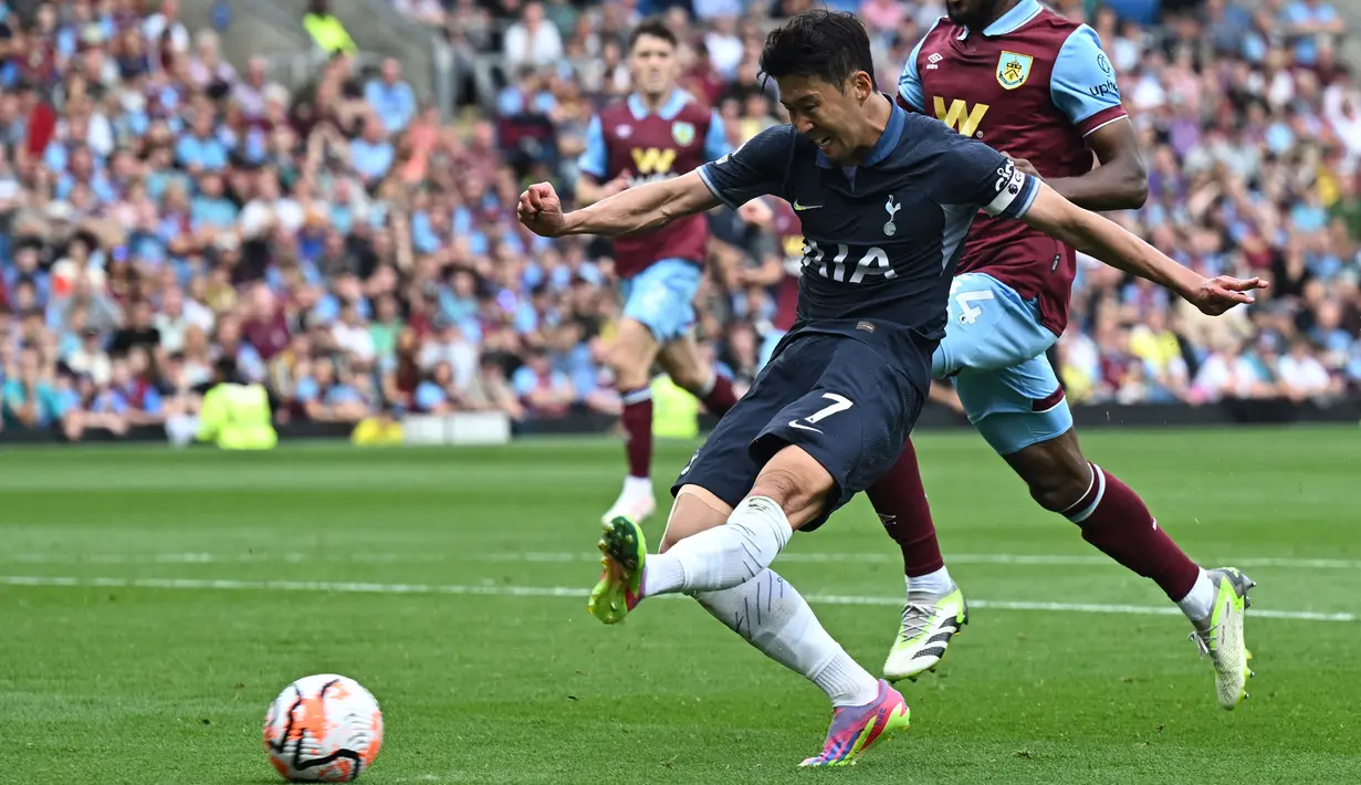Son Heung-min menendang bola yang membuahkan gol bagi kemenangan 5-1 Tottenham atas Burnley dalam pertandingan pekan keempat Liga Inggris 2023/2024 yang berlangsung di Turf Moor, Sabtu (2/9/2023). Tiga gol yang dicetak Son Heung-min ke gawang Burnley membuta dirinya telah mengoleksi empat hattrick dalam kariernya di Premier League. (AFP/Paul Ellis)
