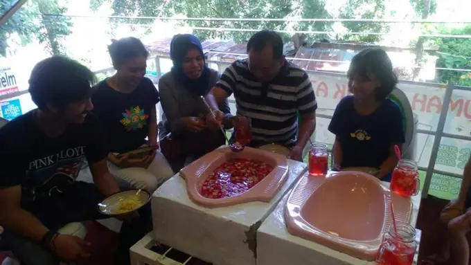 Netizen Heboh Kloset Dijadikan Wadah Makan di Cafe Jamban