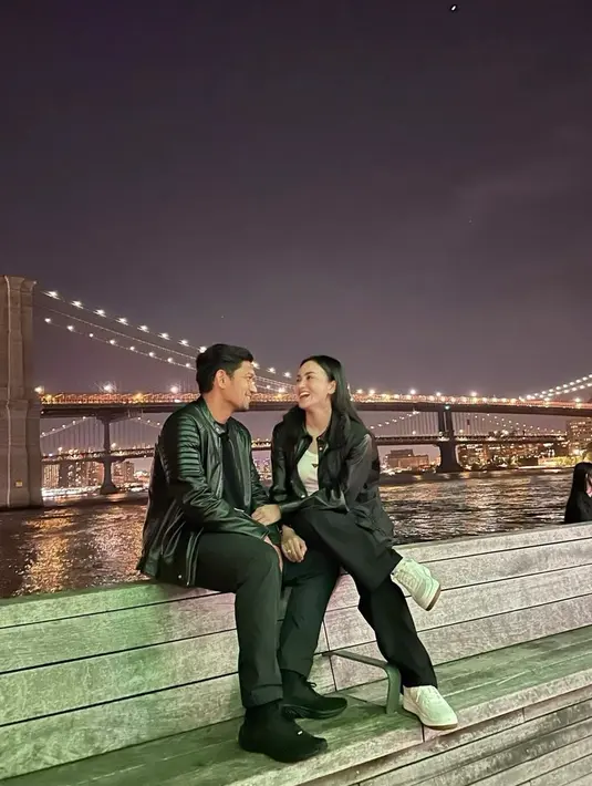 Keduanya tampak begitu bahagia. Sedangkan perut Ririn ditutup dengan emoji hati putih.
 [Instagram/ririnekawati]